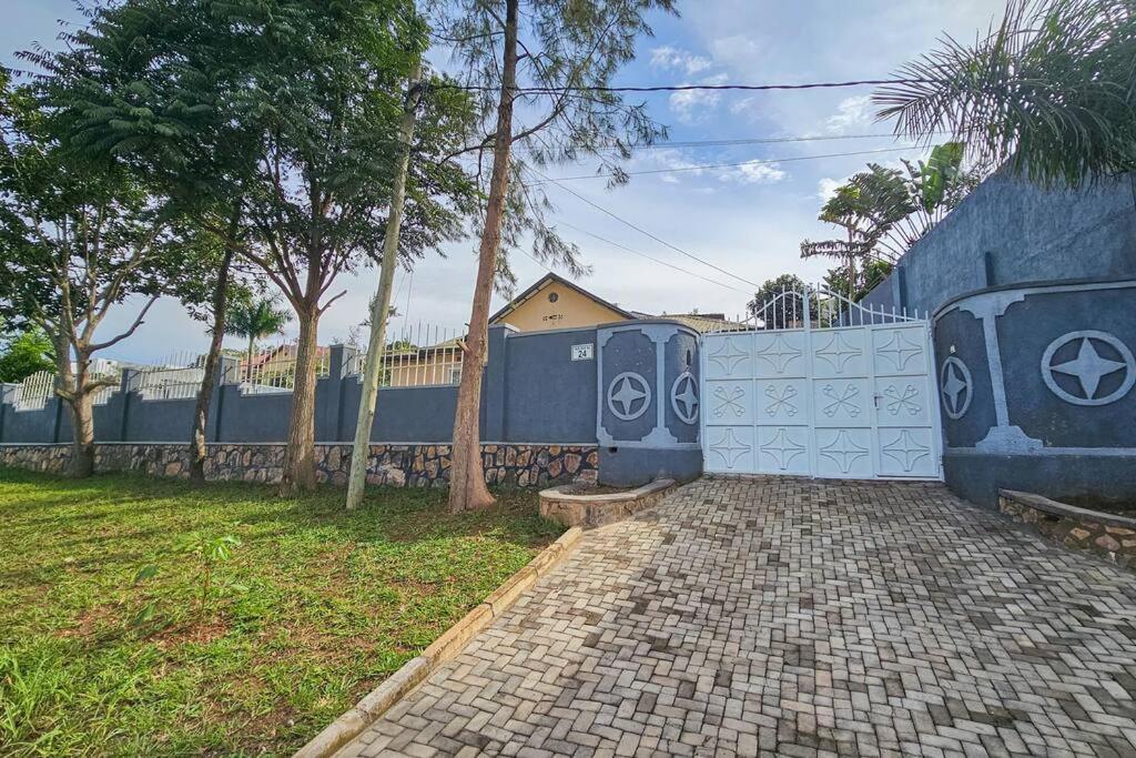 Complete 4-Bedroom House Facing Kigali Golf Course Exterior photo
